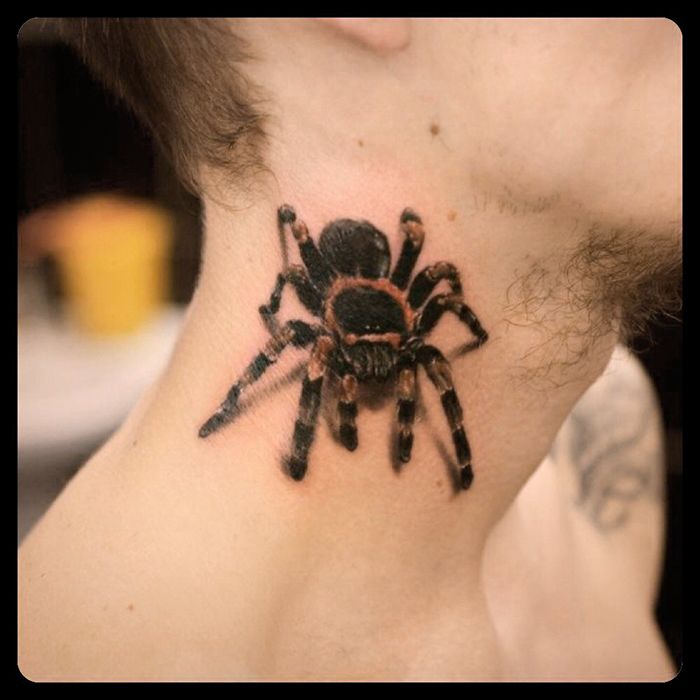 Татуировка паук на шее