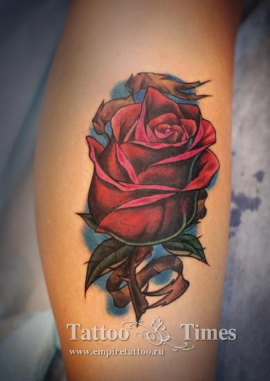 Татуировка розы на ноге