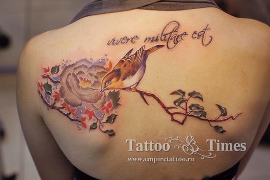 татуировка птицы на цветке