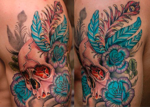 Татуировка череп и голубые цветы