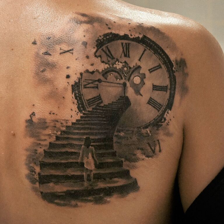 Татуировка часы с лестницей