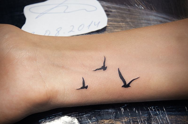 Татуировка птицы на запястье