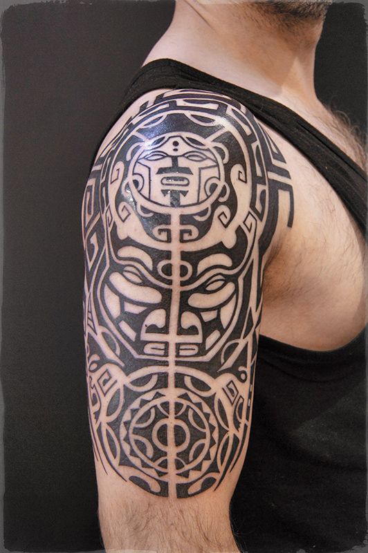 Татуировка в стиле полинезия на плече
