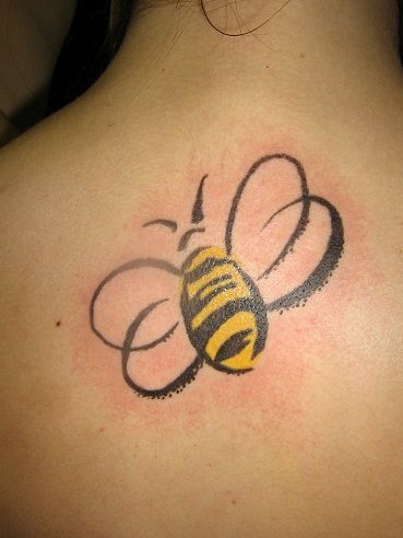 небольшая татуировка пчела