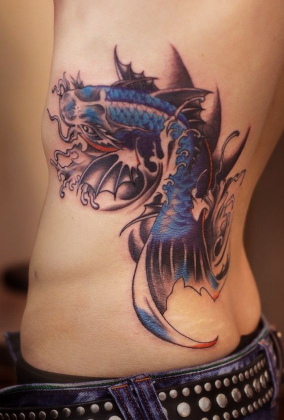 Татуировка синий японский карп на ребрах