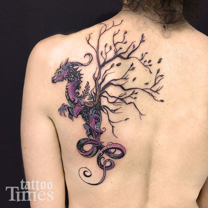 Татуировка дракон на лопатке